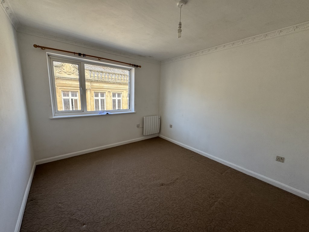 Lot: 63 - MIXED USE PROPERTY COMPRISING TWO COMMERCIAL UNITS AND THREE FLATS - 8C Bedroom two
